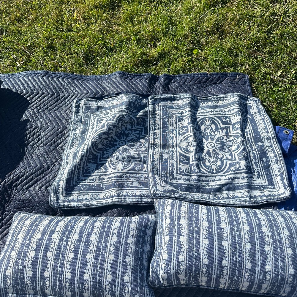 2 Throw pillows